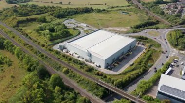 Geniş sanayi arazileri ve İngiltere 'deki uluslararası ticaret için taşımacılık dağıtım altyapısının sergilendiği sinematik genel uçuş