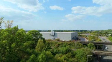 Geniş sanayi arazileri ve İngiltere 'deki uluslararası ticaret için taşımacılık dağıtım altyapısının sergilendiği sinematik genel uçuş