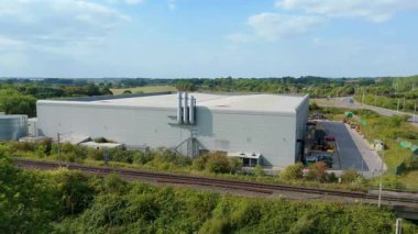 Geniş sanayi arazileri ve İngiltere 'deki uluslararası ticaret için taşımacılık dağıtım altyapısının sergilendiği sinematik genel uçuş