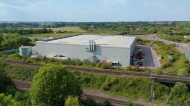 Geniş sanayi arazileri ve İngiltere 'deki uluslararası ticaret için taşımacılık dağıtım altyapısının sergilendiği sinematik genel uçuş