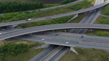 Yoğun otoyol kavşağının hava görüntüsü, kesişen şeritler İngiltere 'yi yönetiyor.