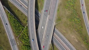 Yoğun otoyol kavşağının hava görüntüsü, kesişen şeritler İngiltere 'yi yönetiyor.