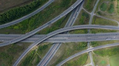 Yoğun otoyol kavşağının hava görüntüsü, kesişen şeritler İngiltere 'yi yönetiyor.