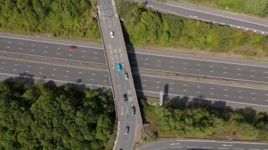 Trafik ve arabalarla dolu işlek otoyolun havadan görüntüsü, İngiltere 'de ulaşım ve seyahat için otoyollar.