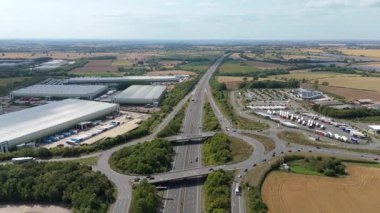 Büyük bir Birleşik Krallık lojistik merkezindeki büyük endüstriyel dağıtım merkezlerinin ve üretim fabrikalarının geniş hava görüntüsü