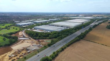 Büyük bir Birleşik Krallık lojistik merkezindeki büyük endüstriyel dağıtım merkezlerinin ve üretim fabrikalarının geniş hava görüntüsü