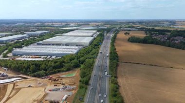 Büyük bir Birleşik Krallık lojistik merkezindeki büyük endüstriyel dağıtım merkezlerinin ve üretim fabrikalarının geniş hava görüntüsü