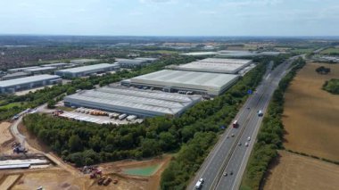 Büyük bir Birleşik Krallık lojistik merkezindeki büyük endüstriyel dağıtım merkezlerinin ve üretim fabrikalarının geniş hava görüntüsü