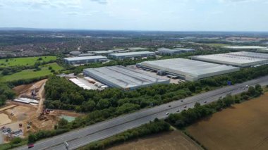 Büyük bir Birleşik Krallık lojistik merkezindeki büyük endüstriyel dağıtım merkezlerinin ve üretim fabrikalarının geniş hava görüntüsü