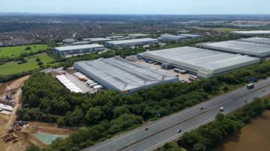 Büyük bir Birleşik Krallık lojistik merkezindeki büyük endüstriyel dağıtım merkezlerinin ve üretim fabrikalarının geniş hava görüntüsü