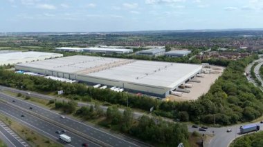 Büyük bir Birleşik Krallık lojistik merkezindeki büyük endüstriyel dağıtım merkezlerinin ve üretim fabrikalarının geniş hava görüntüsü