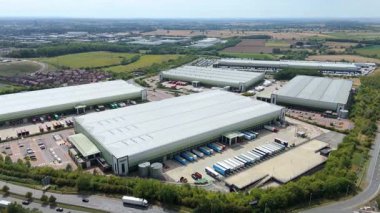 Büyük bir Birleşik Krallık lojistik merkezindeki büyük endüstriyel dağıtım merkezlerinin ve üretim fabrikalarının geniş hava görüntüsü