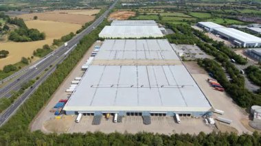 Büyük bir Birleşik Krallık lojistik merkezindeki büyük endüstriyel dağıtım merkezlerinin ve üretim fabrikalarının geniş hava görüntüsü