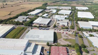 Büyük bir Birleşik Krallık lojistik merkezindeki büyük endüstriyel dağıtım merkezlerinin ve üretim fabrikalarının geniş hava görüntüsü