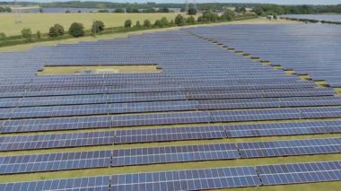 İngiltere 'deki devasa bir güneş enerjisi dizisinin yukarıdan aşağıya hava aracı görüntüsü Ulusal Şebeke güncellemesi için yenilenebilir fotovoltaik enerji üretiyor.