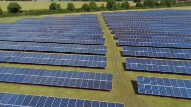 İngiltere 'deki devasa bir güneş enerjisi dizisinin yukarıdan aşağıya hava aracı görüntüsü Ulusal Şebeke güncellemesi için yenilenebilir fotovoltaik enerji üretiyor.