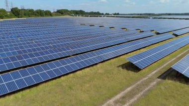 İngiltere 'deki devasa bir güneş enerjisi dizisinin yukarıdan aşağıya hava aracı görüntüsü Ulusal Şebeke güncellemesi için yenilenebilir fotovoltaik enerji üretiyor.