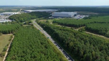 Büyük bir Birleşik Krallık lojistik merkezindeki büyük endüstriyel dağıtım merkezlerinin ve üretim fabrikalarının geniş hava görüntüsü