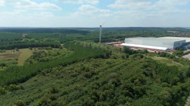 Büyük bir Birleşik Krallık lojistik merkezindeki büyük endüstriyel dağıtım merkezlerinin ve üretim fabrikalarının geniş hava görüntüsü