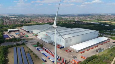 Büyük bir Birleşik Krallık lojistik merkezindeki büyük endüstriyel dağıtım merkezlerinin ve üretim fabrikalarının geniş hava görüntüsü