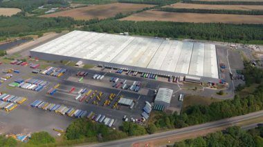 Büyük bir Birleşik Krallık lojistik merkezindeki büyük endüstriyel dağıtım merkezlerinin ve üretim fabrikalarının geniş hava görüntüsü