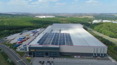 Büyük bir Birleşik Krallık lojistik merkezindeki büyük endüstriyel dağıtım merkezlerinin ve üretim fabrikalarının geniş hava görüntüsü