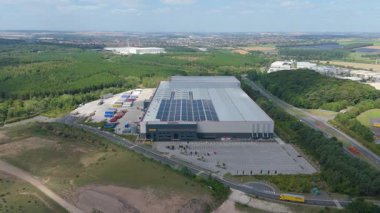 Büyük bir Birleşik Krallık lojistik merkezindeki büyük endüstriyel dağıtım merkezlerinin ve üretim fabrikalarının geniş hava görüntüsü