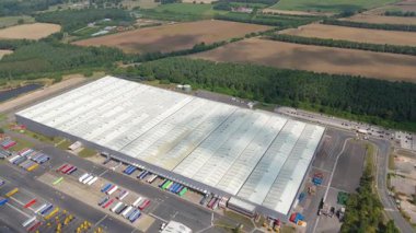 Büyük bir Birleşik Krallık lojistik merkezindeki büyük endüstriyel dağıtım merkezlerinin ve üretim fabrikalarının geniş hava görüntüsü