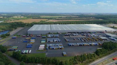 Büyük bir Birleşik Krallık lojistik merkezindeki büyük endüstriyel dağıtım merkezlerinin ve üretim fabrikalarının geniş hava görüntüsü