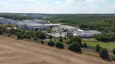 Büyük bir Birleşik Krallık lojistik merkezindeki büyük endüstriyel dağıtım merkezlerinin ve üretim fabrikalarının geniş hava görüntüsü