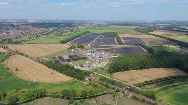 Birleşik Krallık 'ta büyük ölçekli bir kanalizasyon arıtma tesisi ve su arıtma tesisinin hava perspektifi