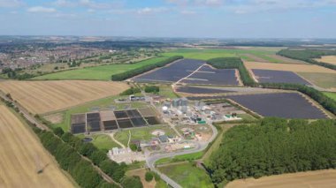 Birleşik Krallık 'ta büyük ölçekli bir kanalizasyon arıtma tesisi ve su arıtma tesisinin hava perspektifi