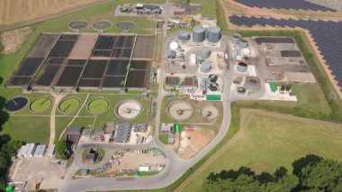 Birleşik Krallık 'ta büyük ölçekli bir kanalizasyon arıtma tesisi ve su arıtma tesisinin hava perspektifi