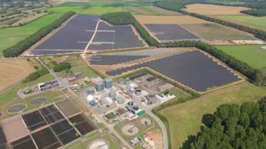 Birleşik Krallık 'ta büyük ölçekli bir kanalizasyon arıtma tesisi ve su arıtma tesisinin hava perspektifi