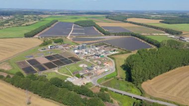 Birleşik Krallık 'ta büyük ölçekli bir kanalizasyon arıtma tesisi ve su arıtma tesisinin hava perspektifi