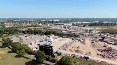 Birmingham, İngiltere 'deki HS2 tren yolu inşaatının hava görüntüsü. Büyük kritik altyapı işleri ve yoğun otoyol, güneşli yaz günü