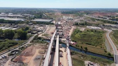 Birmingham, İngiltere 'deki HS2 tren yolu inşaatının hava görüntüsü. Büyük kritik altyapı işleri ve yoğun otoyol, güneşli yaz günü
