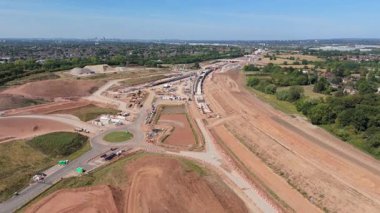Birmingham, İngiltere 'deki HS2 tren yolu inşaatının hava görüntüsü. Büyük kritik altyapı işleri ve yoğun otoyol, güneşli yaz günü