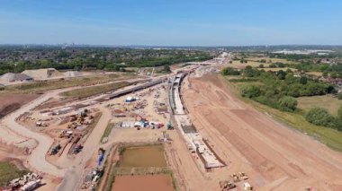 Birmingham, İngiltere 'deki HS2 tren yolu inşaatının hava görüntüsü. Büyük kritik altyapı işleri ve yoğun otoyol, güneşli yaz günü