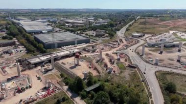 Birmingham, İngiltere 'deki HS2 tren yolu inşaatının hava görüntüsü. Büyük kritik altyapı işleri ve yoğun otoyol, güneşli yaz günü