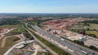 Birmingham, İngiltere 'deki HS2 tren yolu inşaatının hava görüntüsü. Büyük kritik altyapı işleri ve yoğun otoyol, güneşli yaz günü