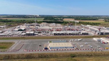 Birmingham, İngiltere 'deki HS2 tren yolu inşaatının hava görüntüsü. Büyük kritik altyapı işleri ve yoğun otoyol, güneşli yaz günü