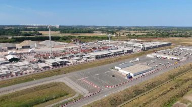 Birmingham, İngiltere 'deki HS2 tren yolu inşaatının hava görüntüsü. Büyük kritik altyapı işleri ve yoğun otoyol, güneşli yaz günü