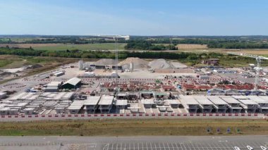 Birmingham, İngiltere 'deki HS2 tren yolu inşaatının hava görüntüsü. Büyük kritik altyapı işleri ve yoğun otoyol, güneşli yaz günü