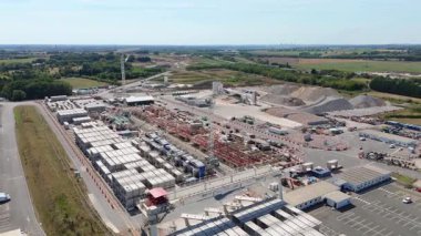 Birmingham, İngiltere 'deki HS2 tren yolu inşaatının hava görüntüsü. Büyük kritik altyapı işleri ve yoğun otoyol, güneşli yaz günü