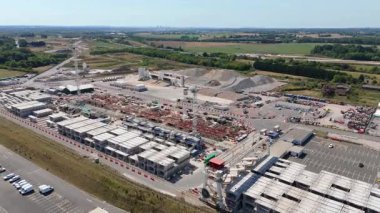 Birmingham, İngiltere 'deki HS2 tren yolu inşaatının hava görüntüsü. Büyük kritik altyapı işleri ve yoğun otoyol, güneşli yaz günü