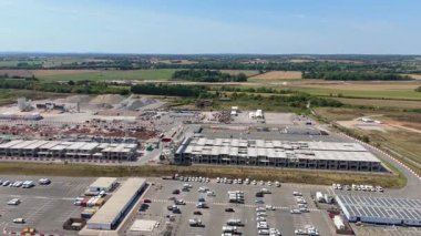 Birmingham, İngiltere 'deki HS2 tren yolu inşaatının hava görüntüsü. Büyük kritik altyapı işleri ve yoğun otoyol, güneşli yaz günü