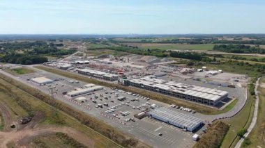 Birmingham, İngiltere 'deki HS2 tren yolu inşaatının hava görüntüsü. Büyük kritik altyapı işleri ve yoğun otoyol, güneşli yaz günü