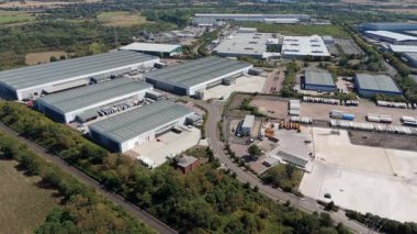 Büyük bir Birleşik Krallık lojistik merkezindeki büyük endüstriyel dağıtım merkezlerinin ve üretim fabrikalarının geniş hava görüntüsü