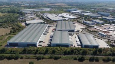 Büyük bir Birleşik Krallık lojistik merkezindeki büyük endüstriyel dağıtım merkezlerinin ve üretim fabrikalarının geniş hava görüntüsü